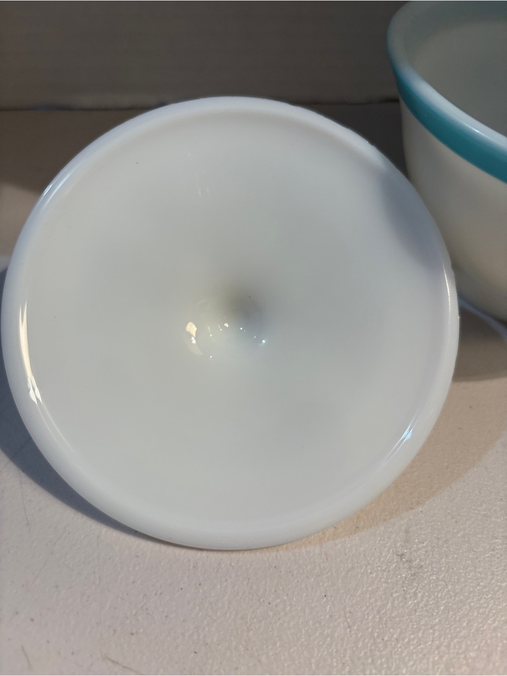 1950s Pyrex sugar bowl milk glass with turquoise trim - Picture 4 of 8